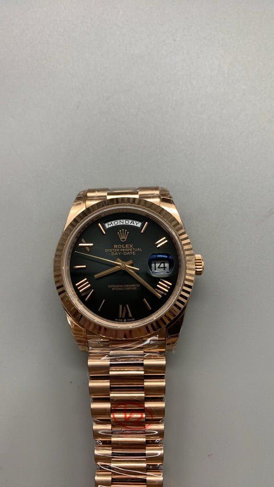 Rolex Day-Date 40 – Olivgrünes Zifferblatt VSF SUPER CLONE – 228235 – Geriffelte Lünette – President-Armband